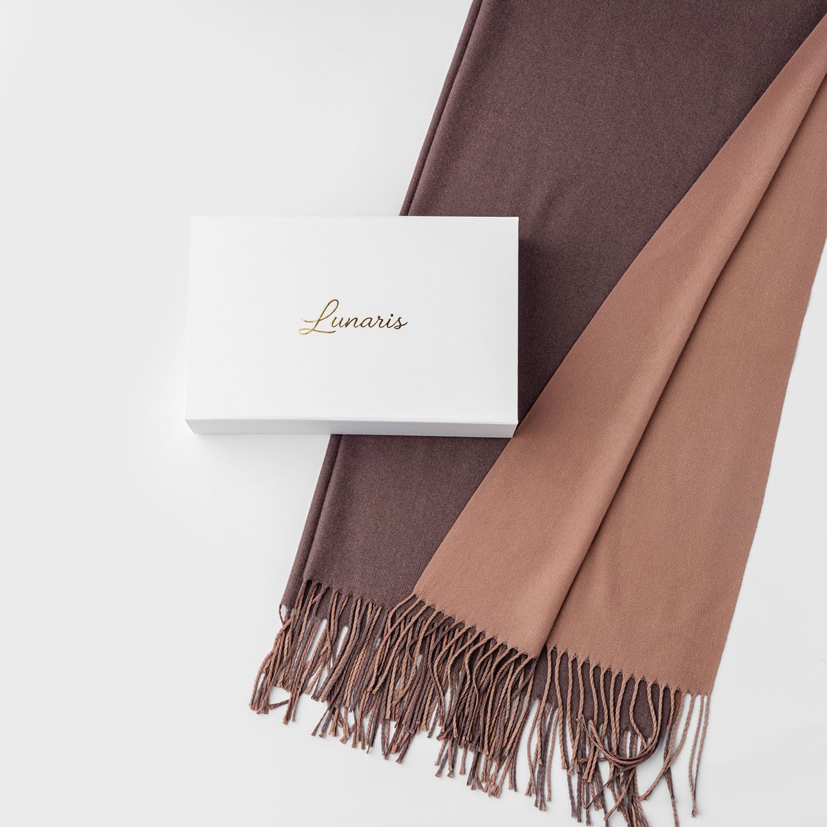 Șal Rosewood lângă cutia cadou Lunaris