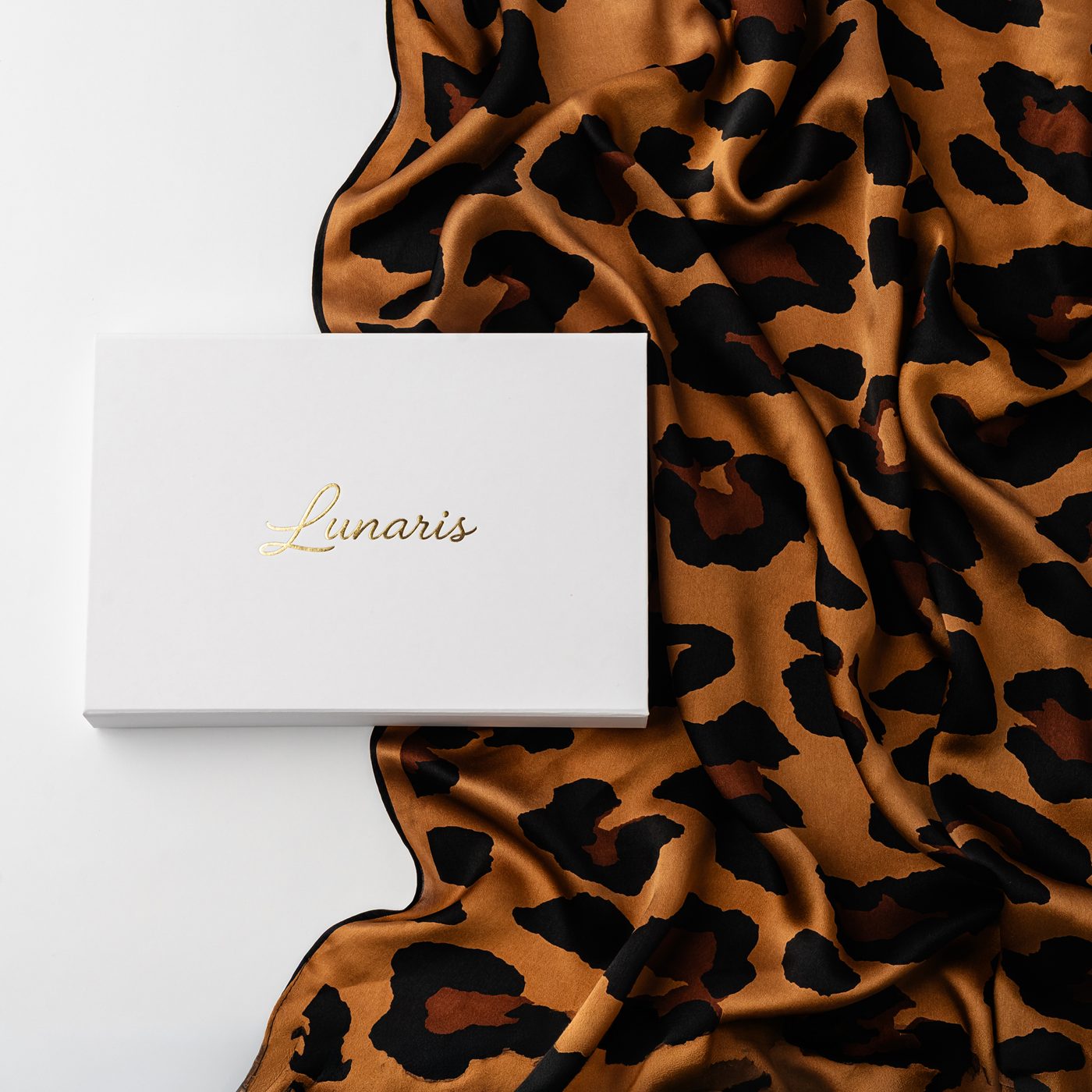 Eșarfă Animal Print, lângă cutia cadou Lunaris